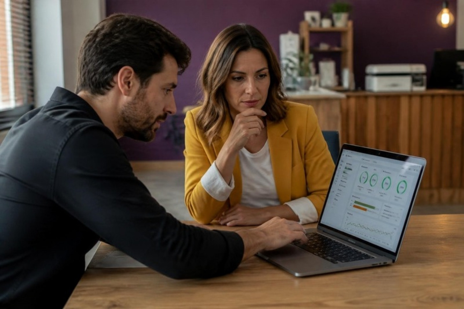 Consultor da Kyra Digital a rever com uma empresária o relatório de desempenho e SEO técnico do website